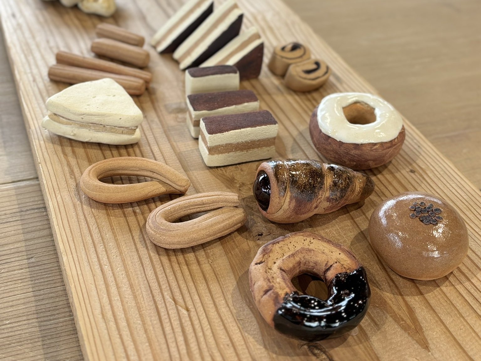 パンの陶製ペーパーウェイト作り