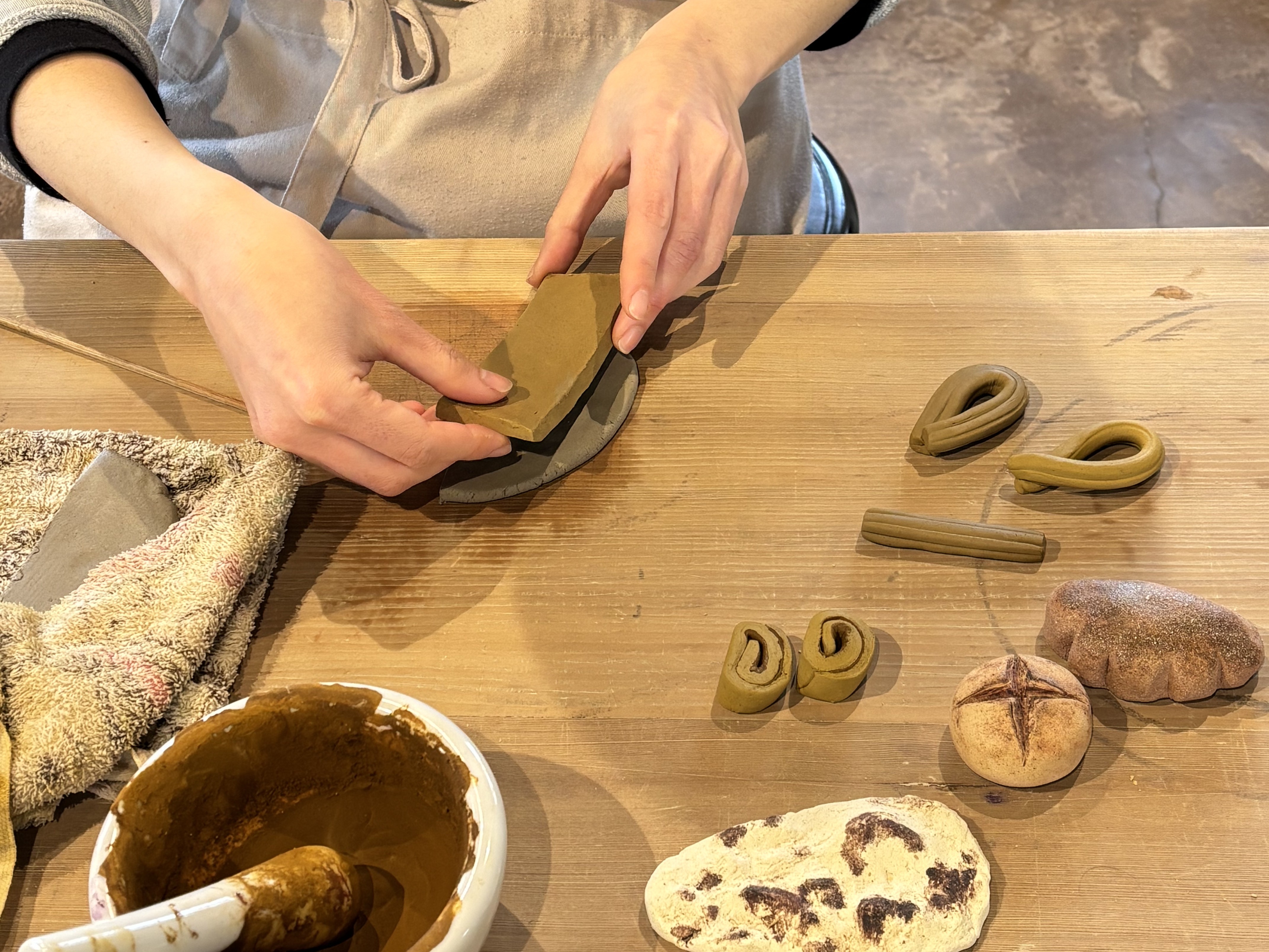 パンの陶製ペーパーウェイト作り