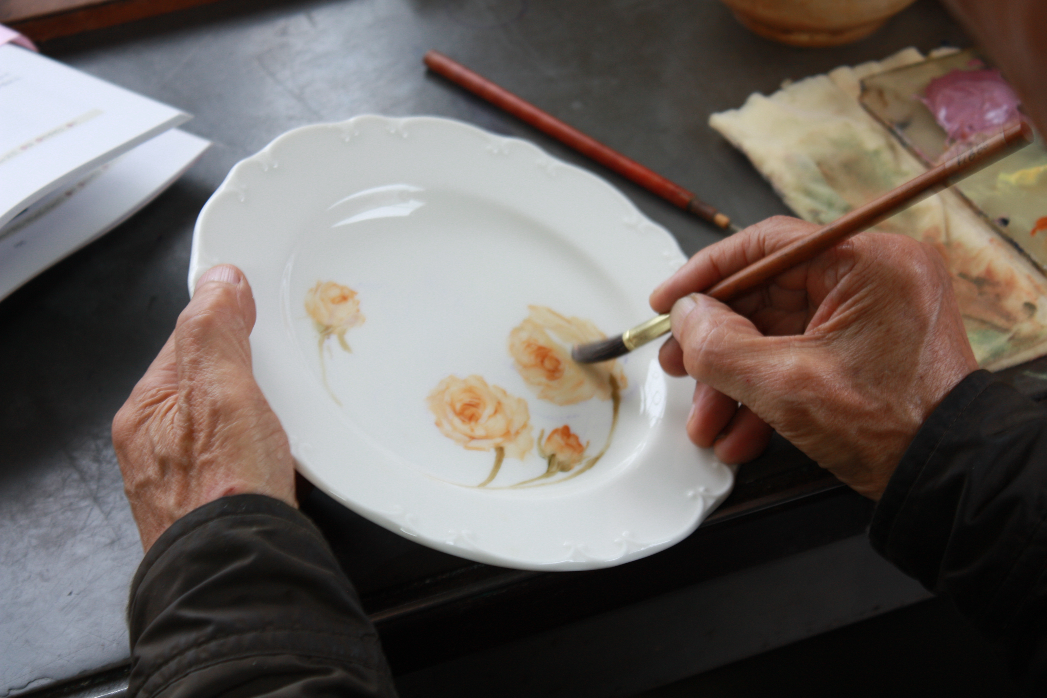 陶画師から学ぶ～薔薇を器に描く